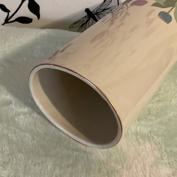 Ceramic Vase $20 - Picture 5 of 13